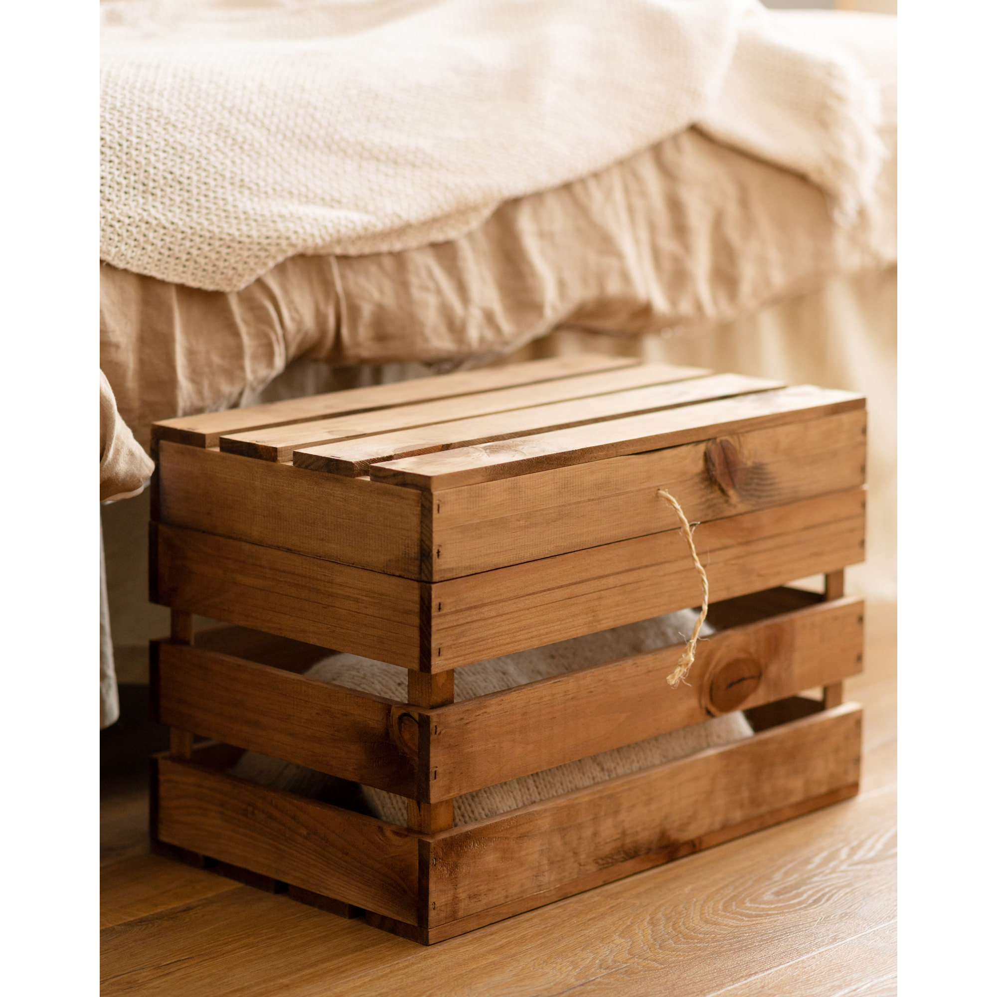 Baúl de madera maciza en tono roble oscuro de 49x30x33cm Alto: 29.5 Largo: 49 Ancho: 33