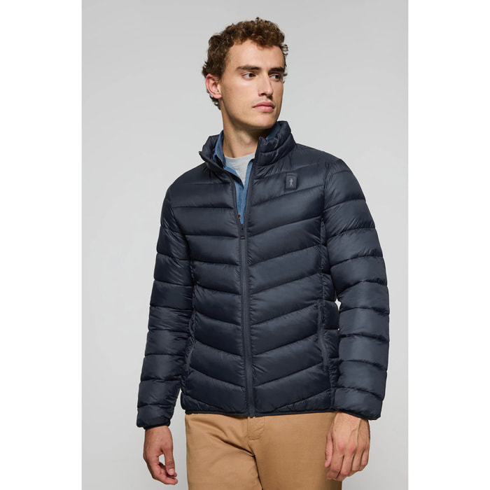 Chaqueta Chase ultralight azul marino con parche Rigby Go