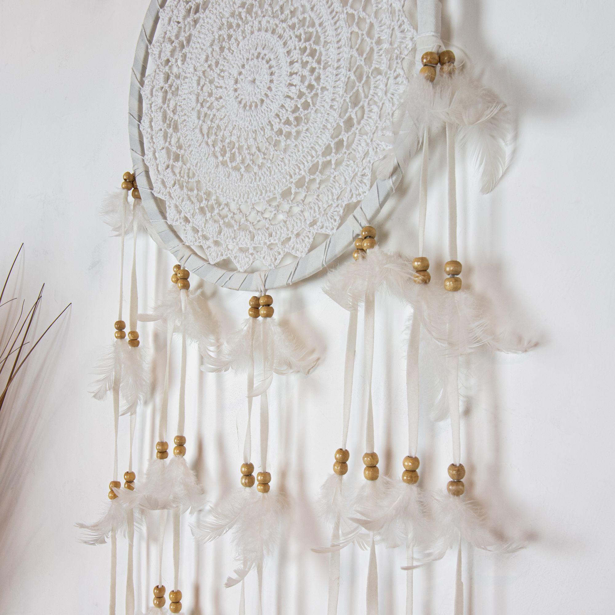 Attrape-rêve en plumes et coton blanc 33cm POKANA