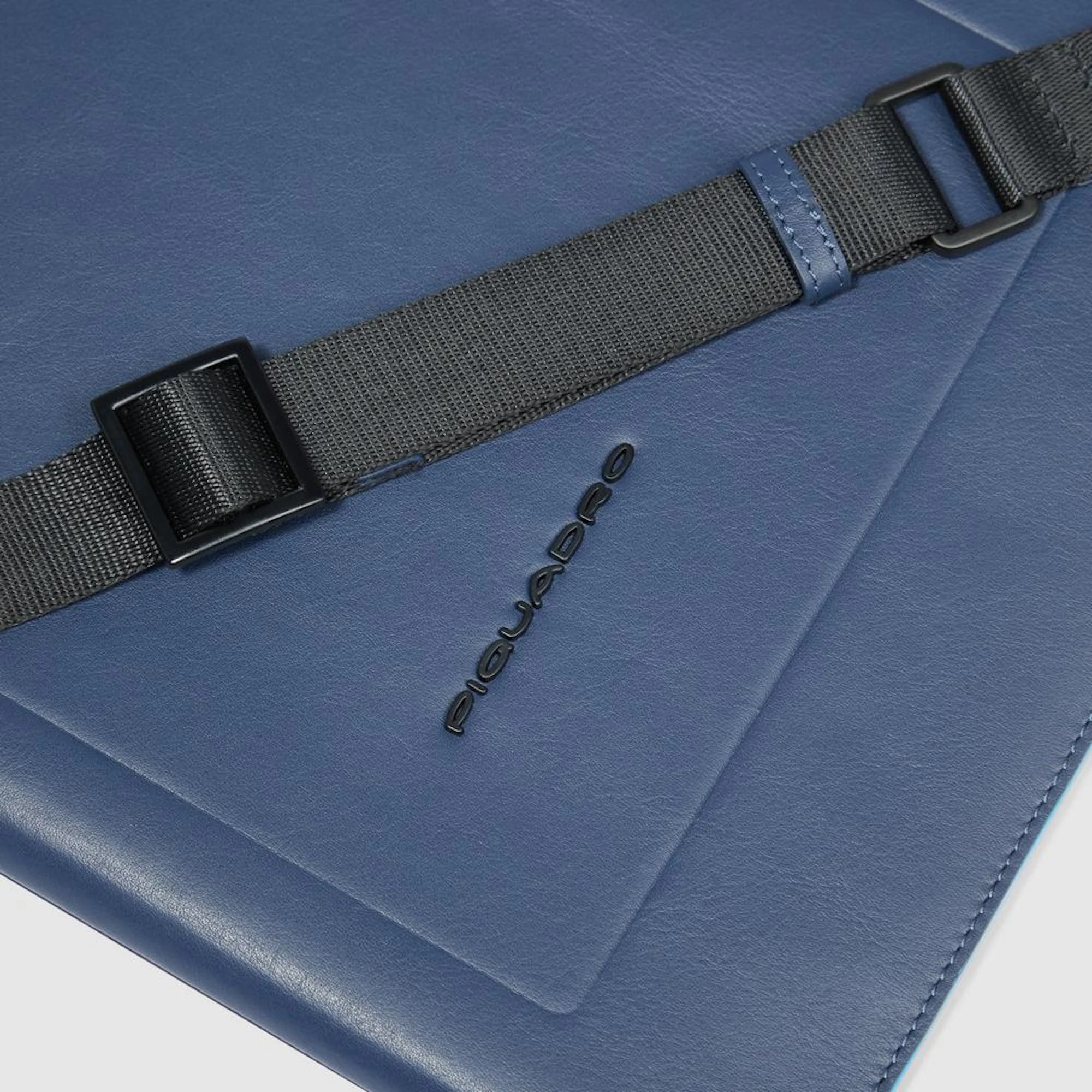 Piquadro Pochette porta iPad® in pelle con tasca per AirPods®, protezioni antiurto e RFID