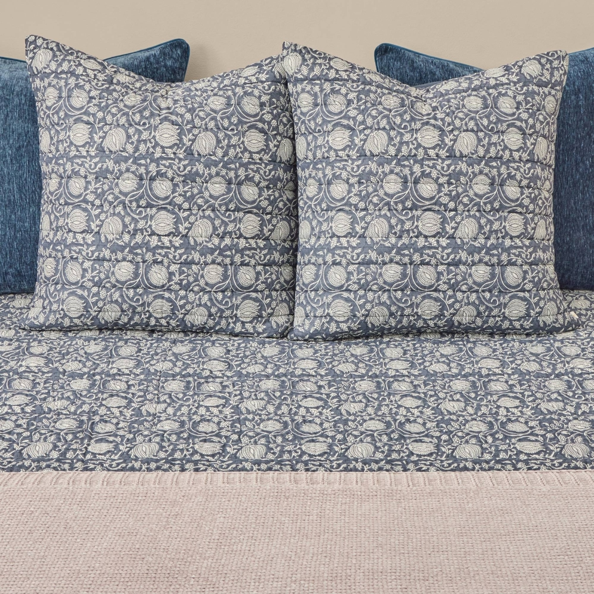 Colcha reversible con estampado floral de inspiración artesanal Senflo color azul Poliéster