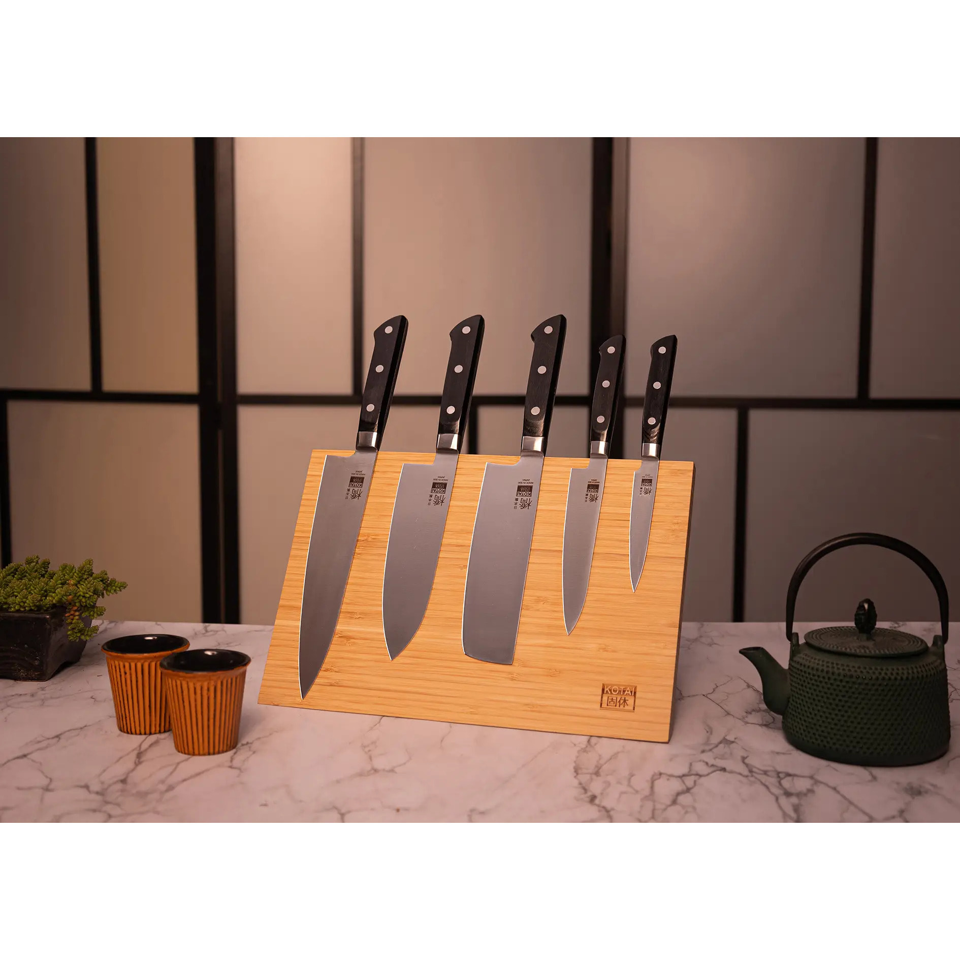 Le Set Deluxe Complet Hashi Classic 10 pièces : 5 couteaux (office + petty + nakiri + santoku + gyuto) + porte-couteau magnétique en bambou + planche à découper en bambou + set d'aiguisage à grain 180/800 + acier à aiguiser + fourchette à découper