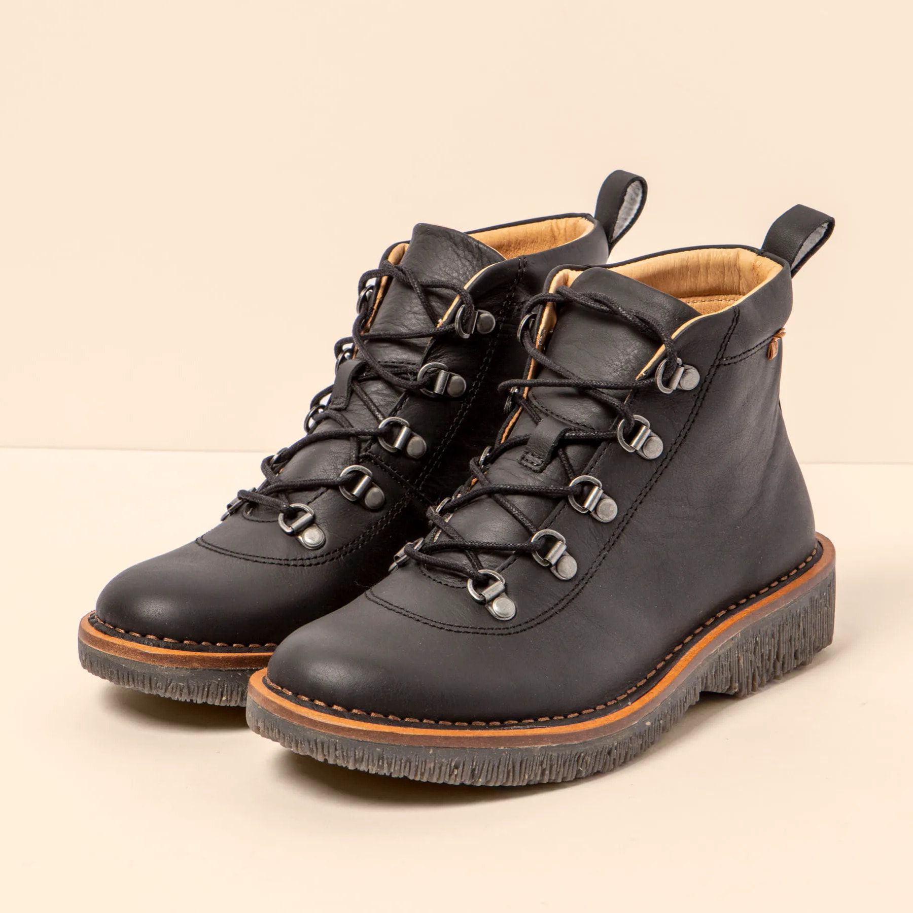 Botines N5583 WAX NAPPA BLACK/ VOLCANO color Black