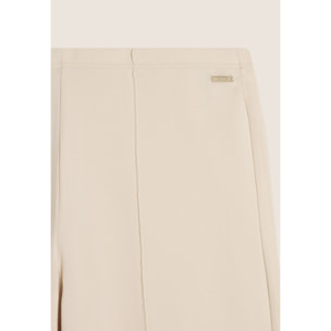 Pantaloni slim con gamba ampia e dettaglio piping