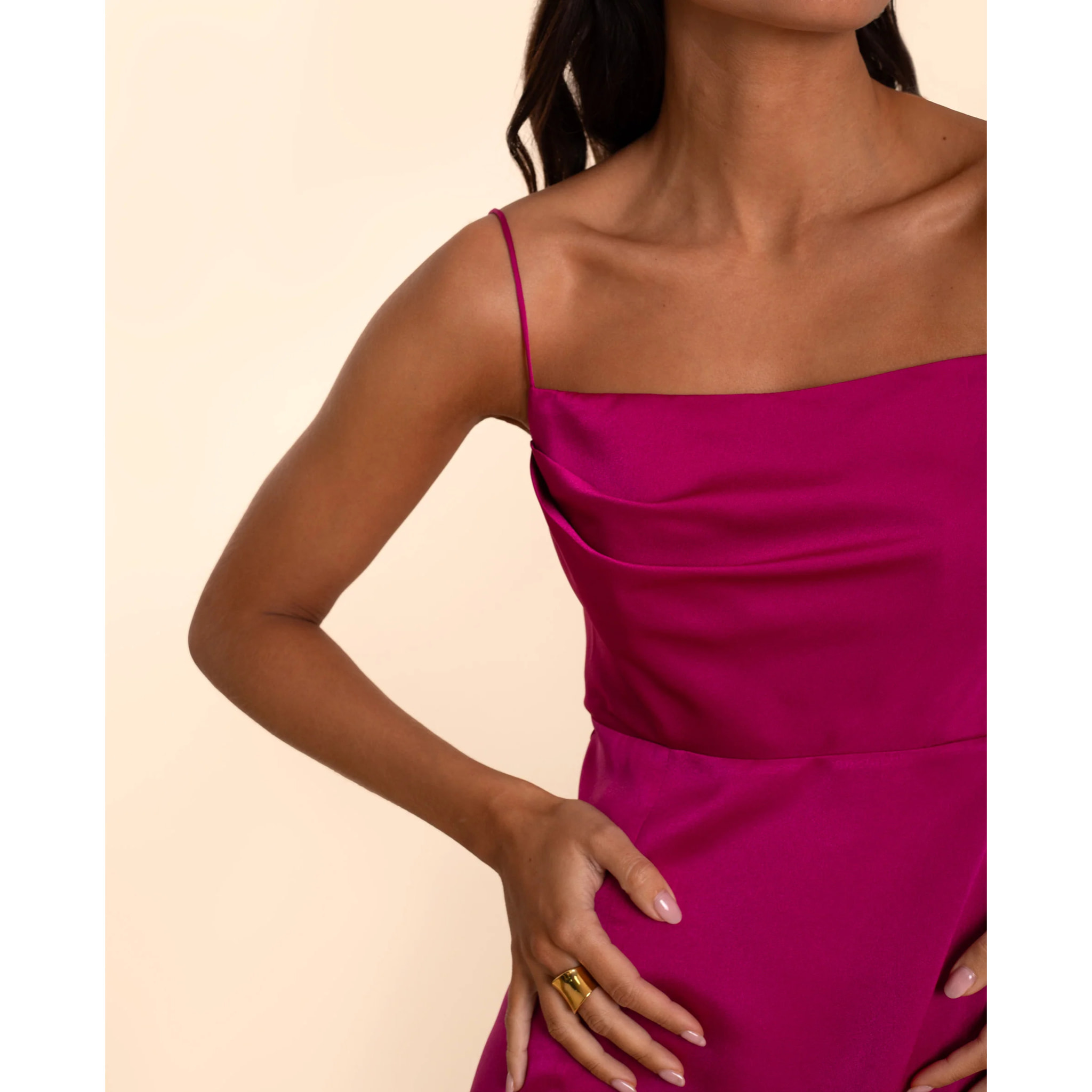 Vestido largo escote recto con abertura