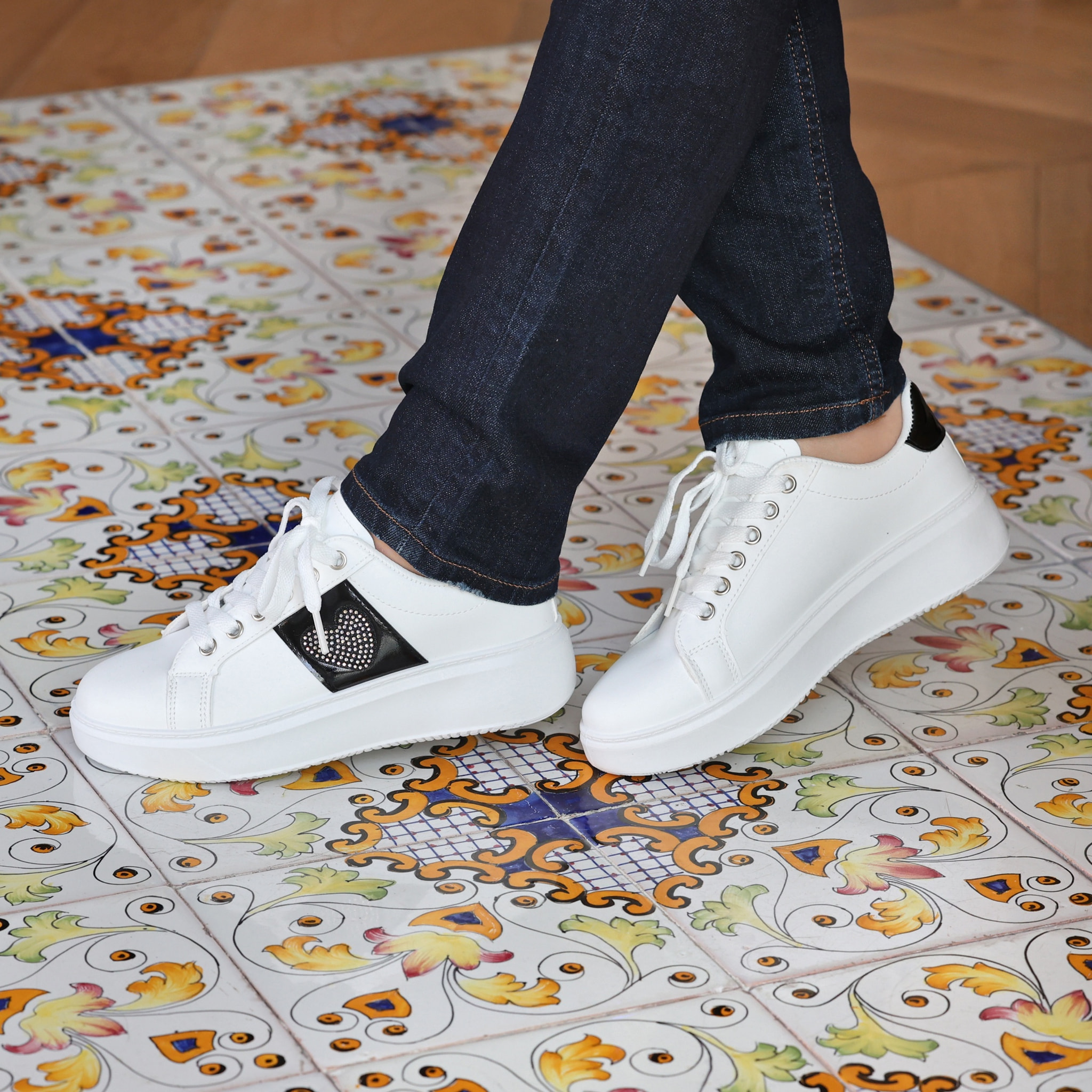 Sneakers in simil pelle con dettaglio strass