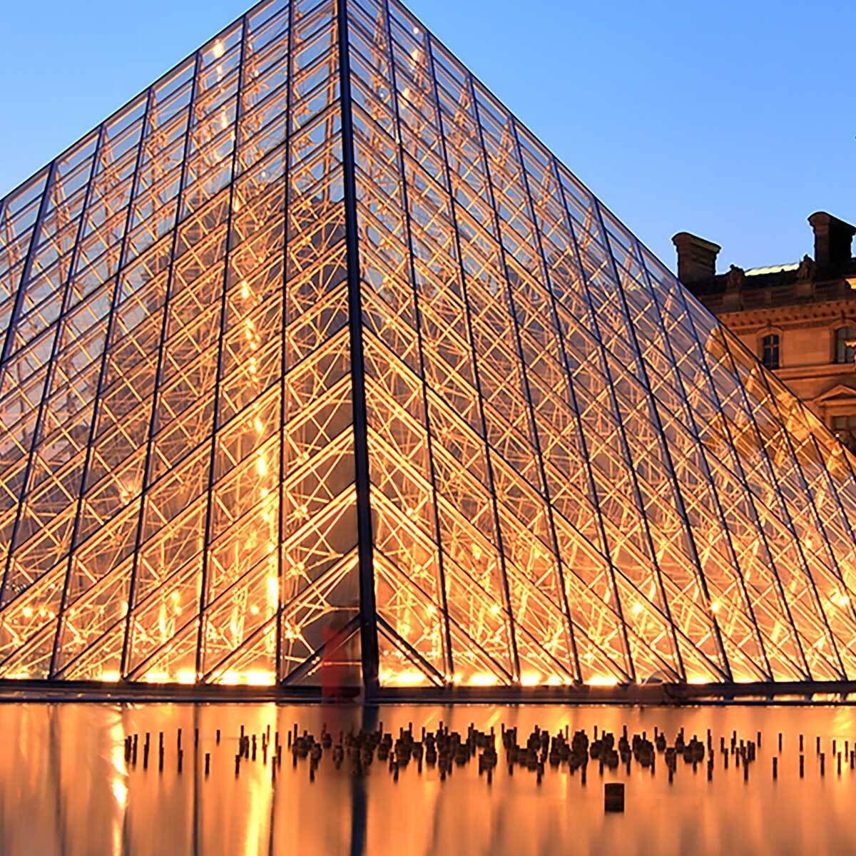 Affiche encadrée pyramide du Louvre au crépuscule Affiche + cadre en métal - Noir