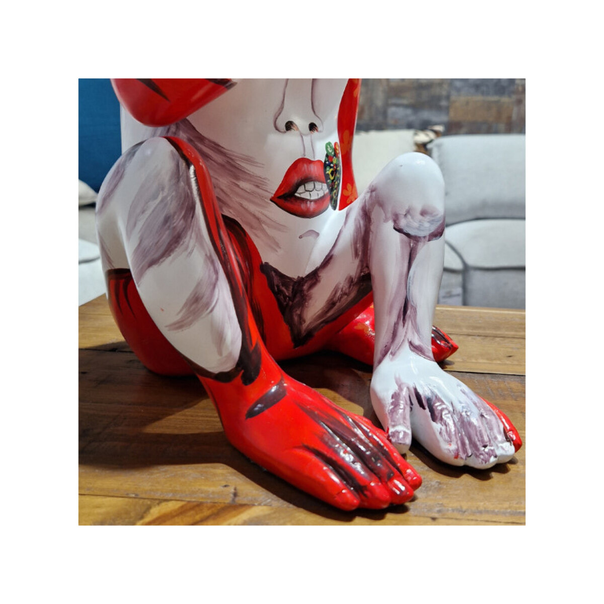 Statue singe rouge assis en résine H39cm - MARLIN