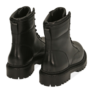 Botas militares de cuero negro.