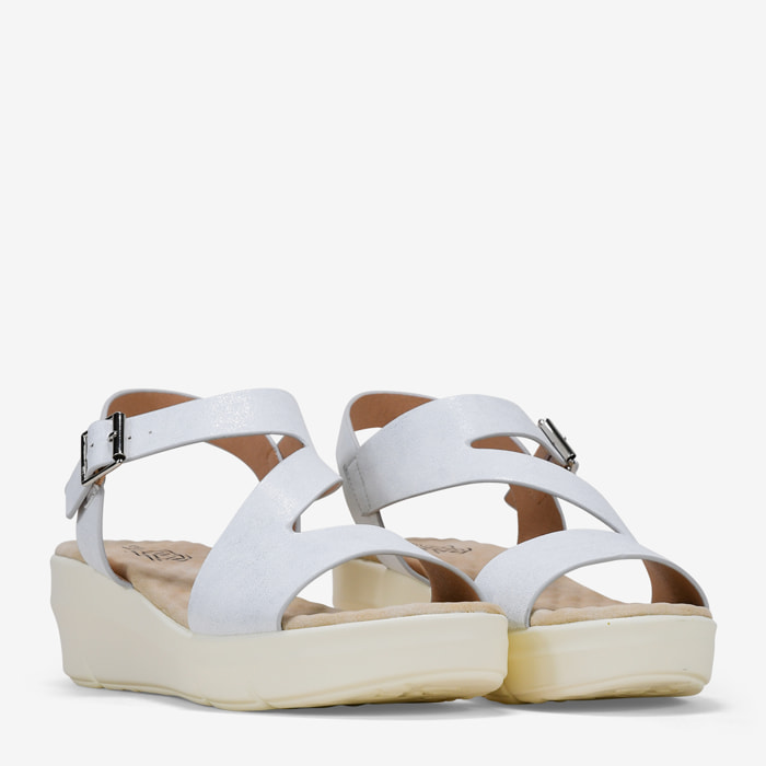 Sandalias de cuña plateadas con hebilla