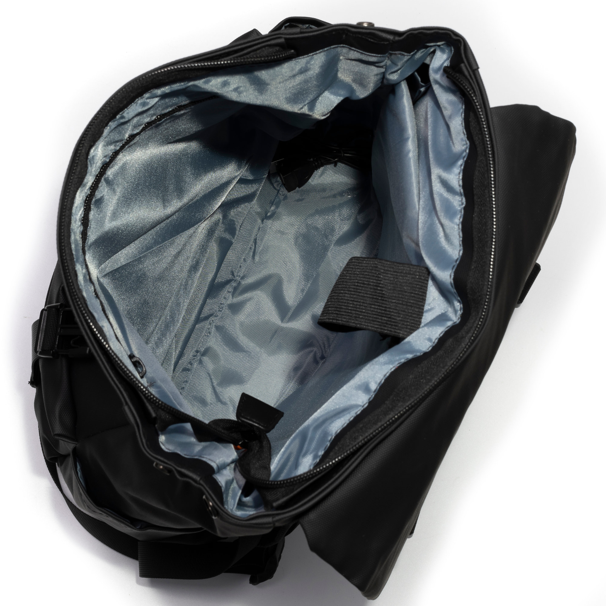 Mochila multi compartimento, porta Laptop 15,6". Capa impermeable. Adaptable a Trolley. Toma USB externa oculta. Repelente al agua.