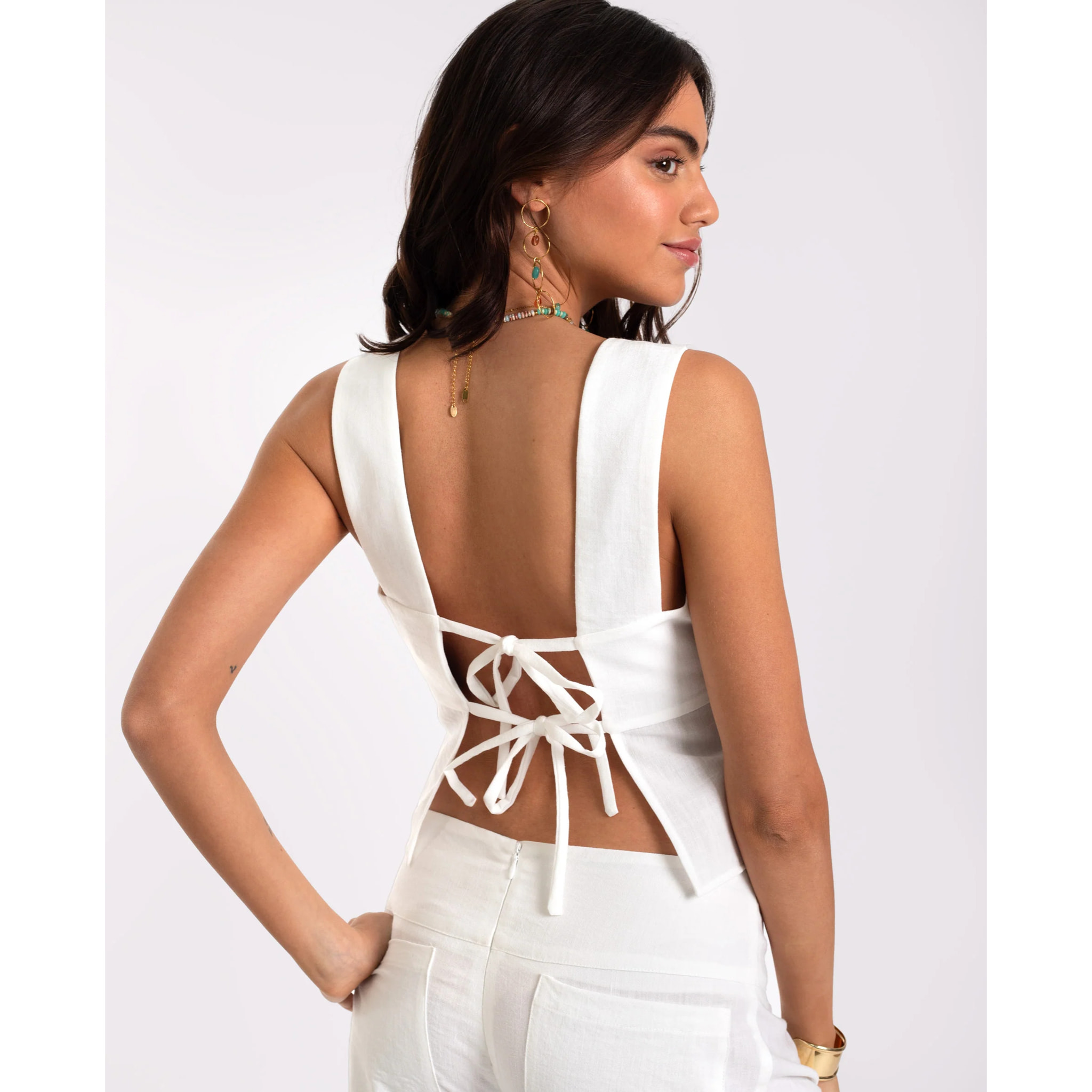 Top de mujer ceñido de tirantes