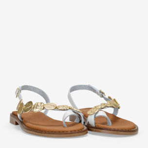 Sandalias de piel blancas con monedas metálicas