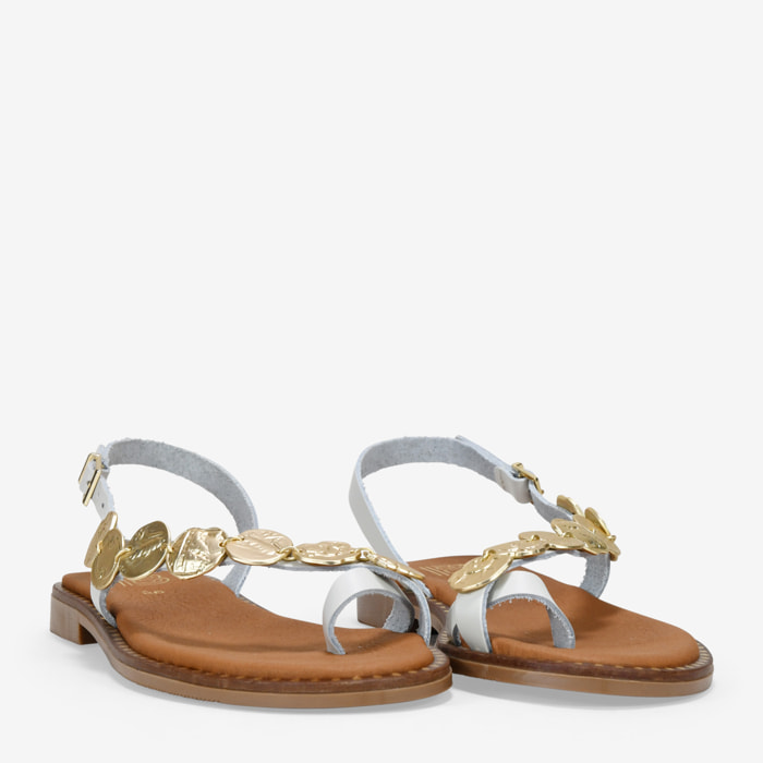 Sandalias de piel blancas con monedas metálicas