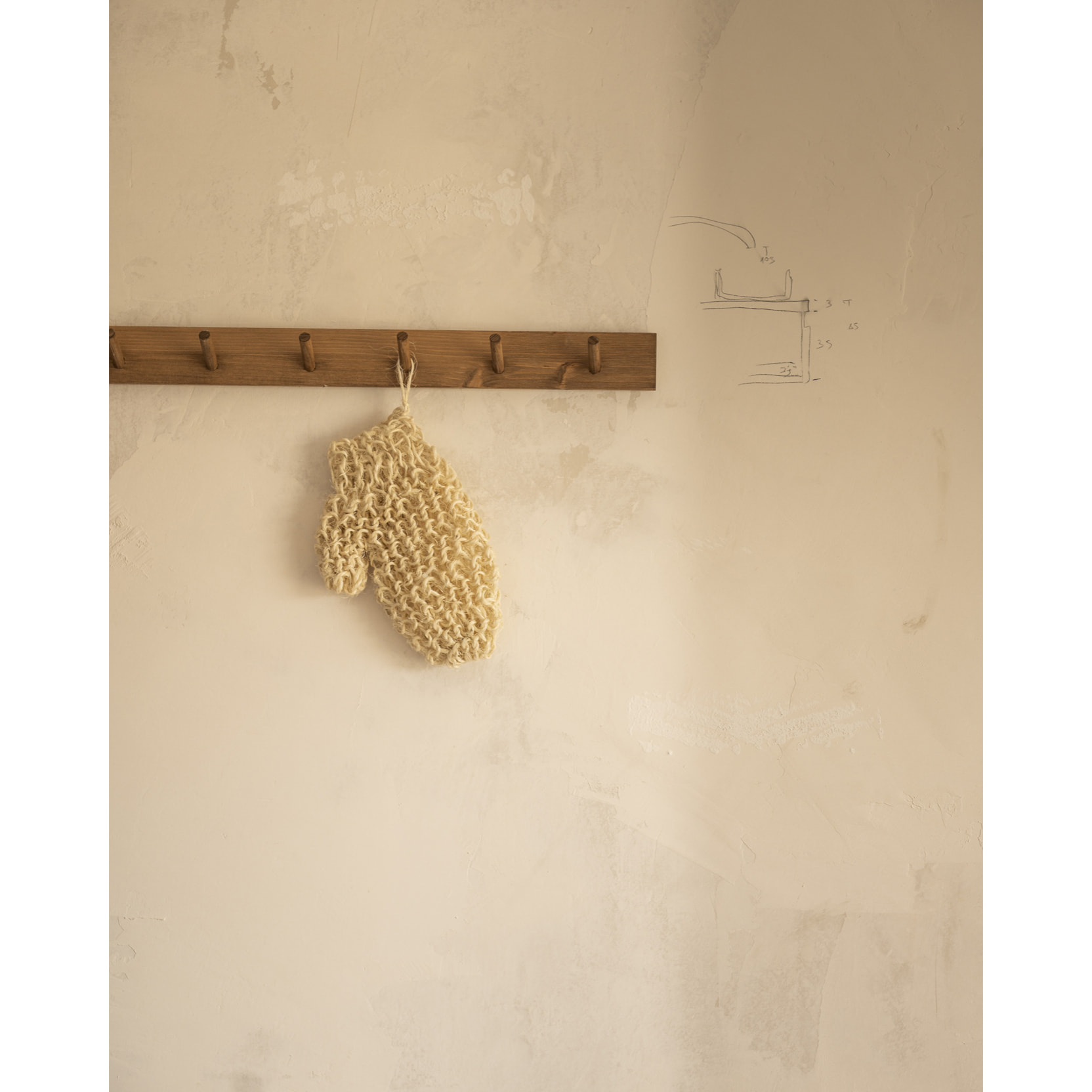 Cintre mural en bois massif ton chêne foncé 61x5cm Hauteur: 5 Longueur: 61 Largeur: 1.4