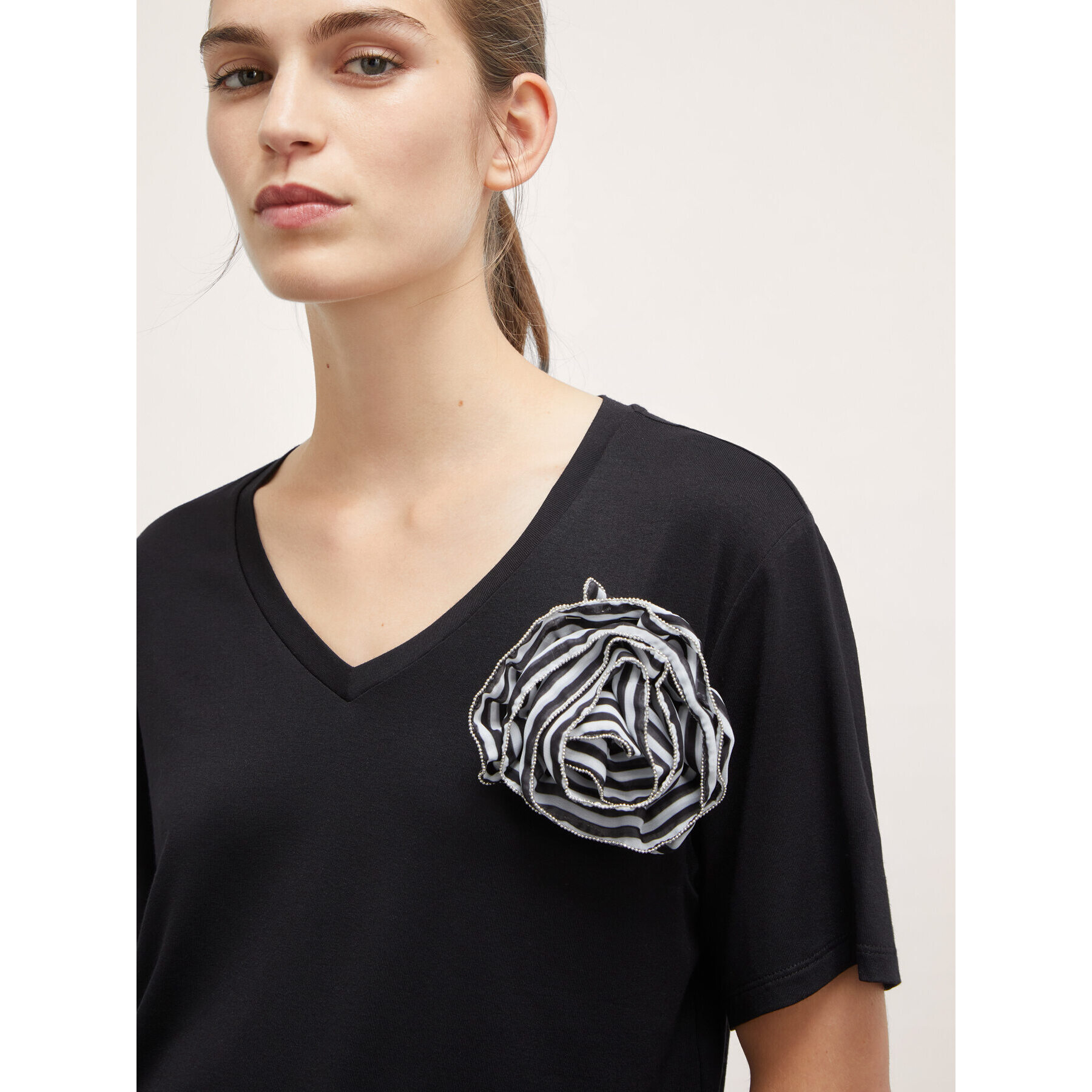 Motivi - Camiseta con flor de tela - Negro