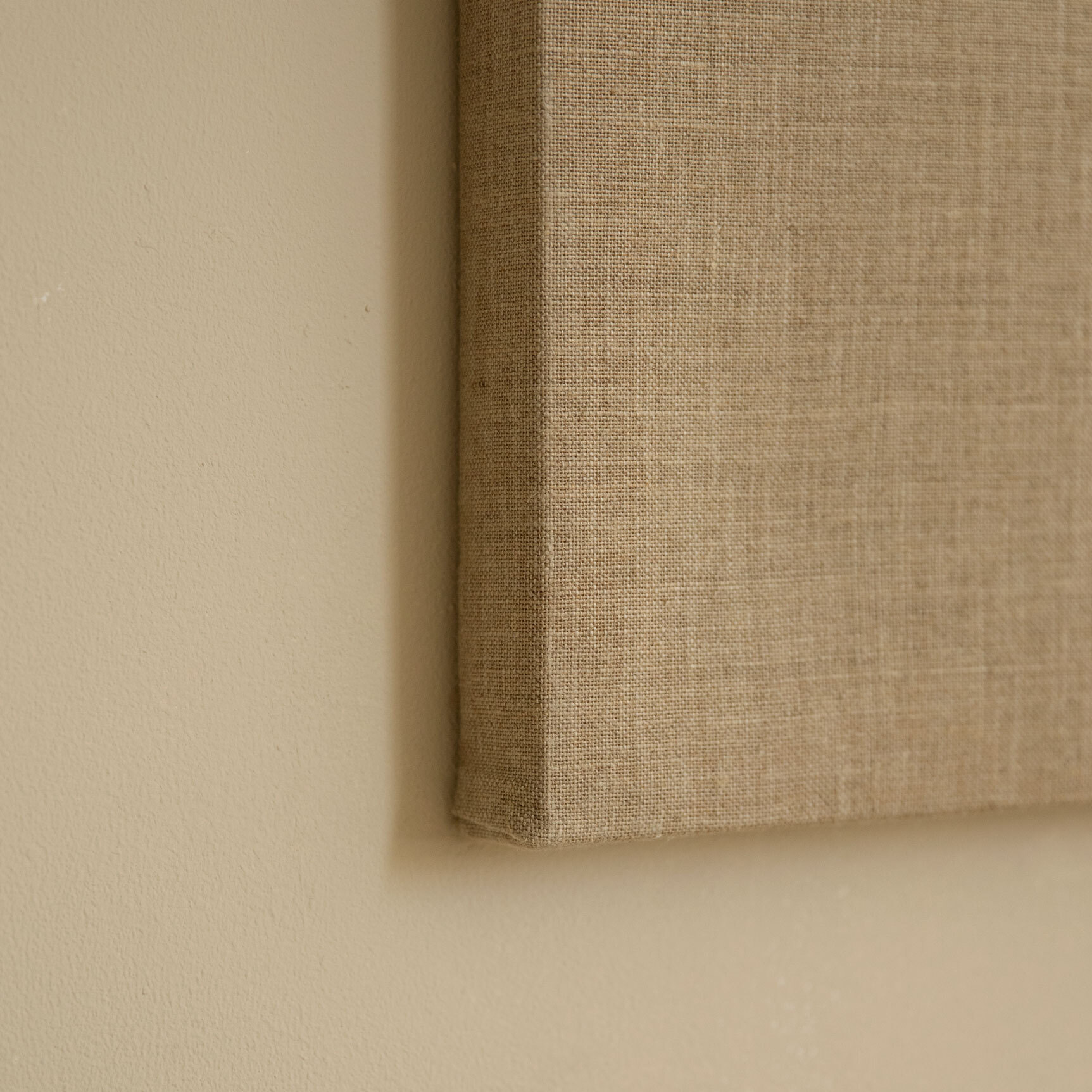 Tableau beige et blanc décoratif sur lin avec cadre en bois peint à la main à la peinture à l'huile en différentes tailles