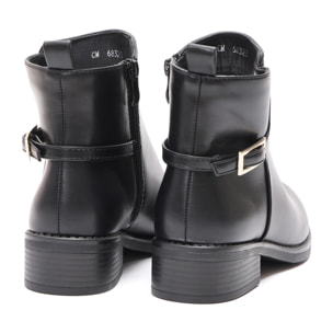 Stivaletti in simil pelle con fibbia dorata