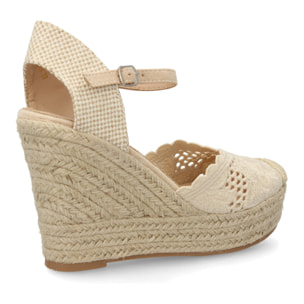 Alpargata cuña destalonada con calados para mujer.