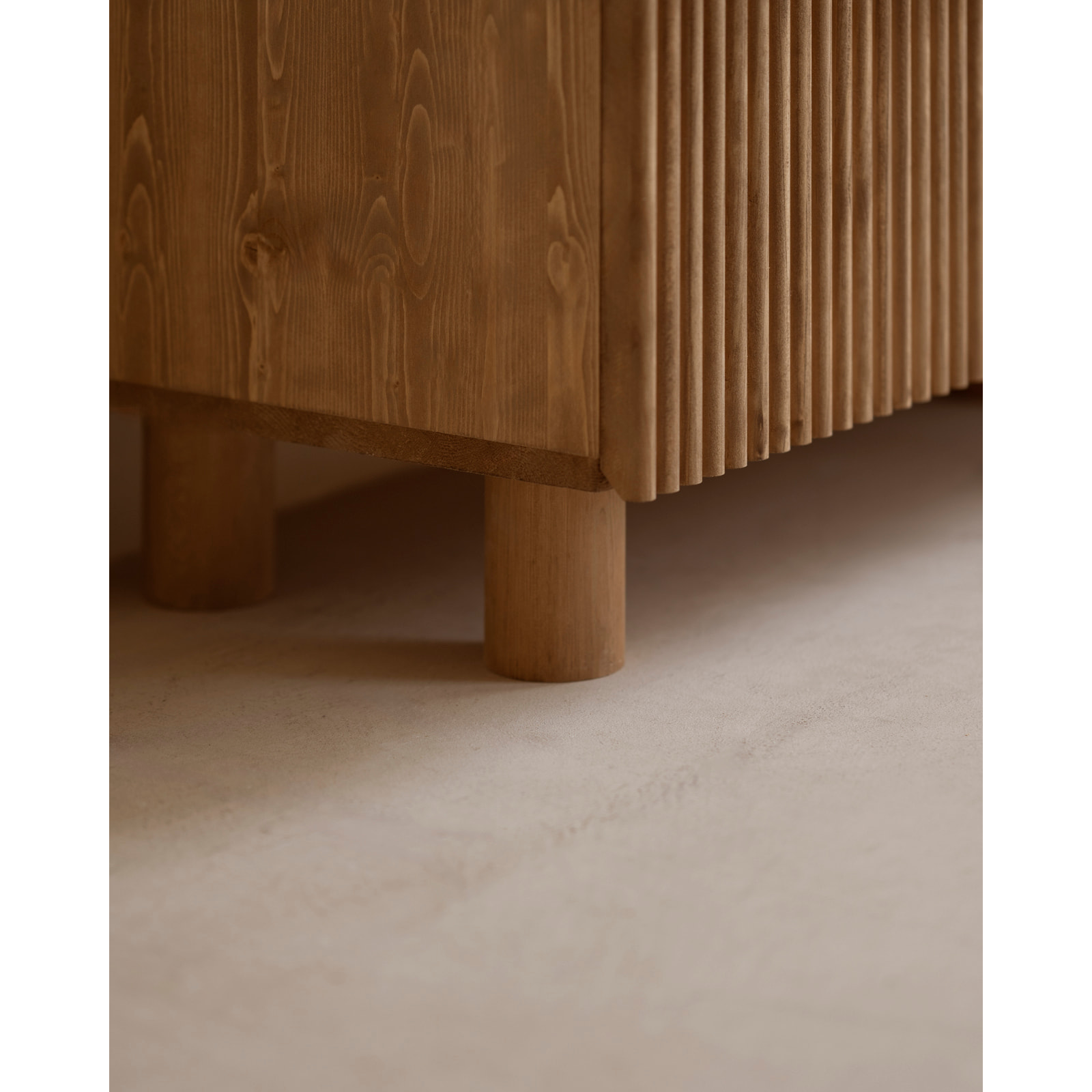 Mueble TV de madera de abeto y pino en tono roble oscuro 152x42cm Alto: 45.5 Largo: 152 Ancho: 42