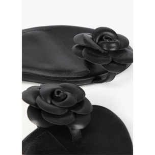 Sandali con fiore e fascetta in metallo