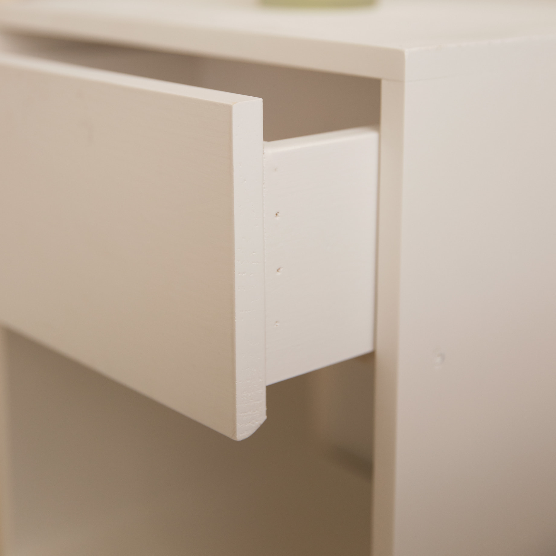 Pack de 2 mesitas de madera maciza con un cajón en tono blanco de varias medidas