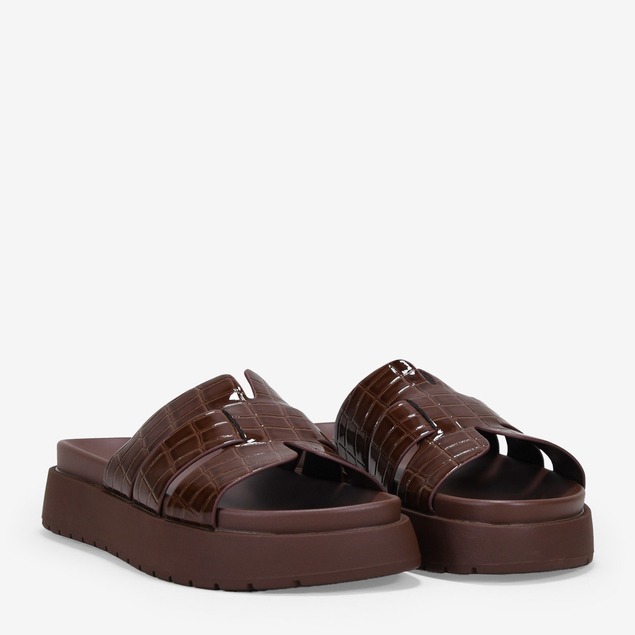 Sandalias de plataforma marrones efecto cocodrilo