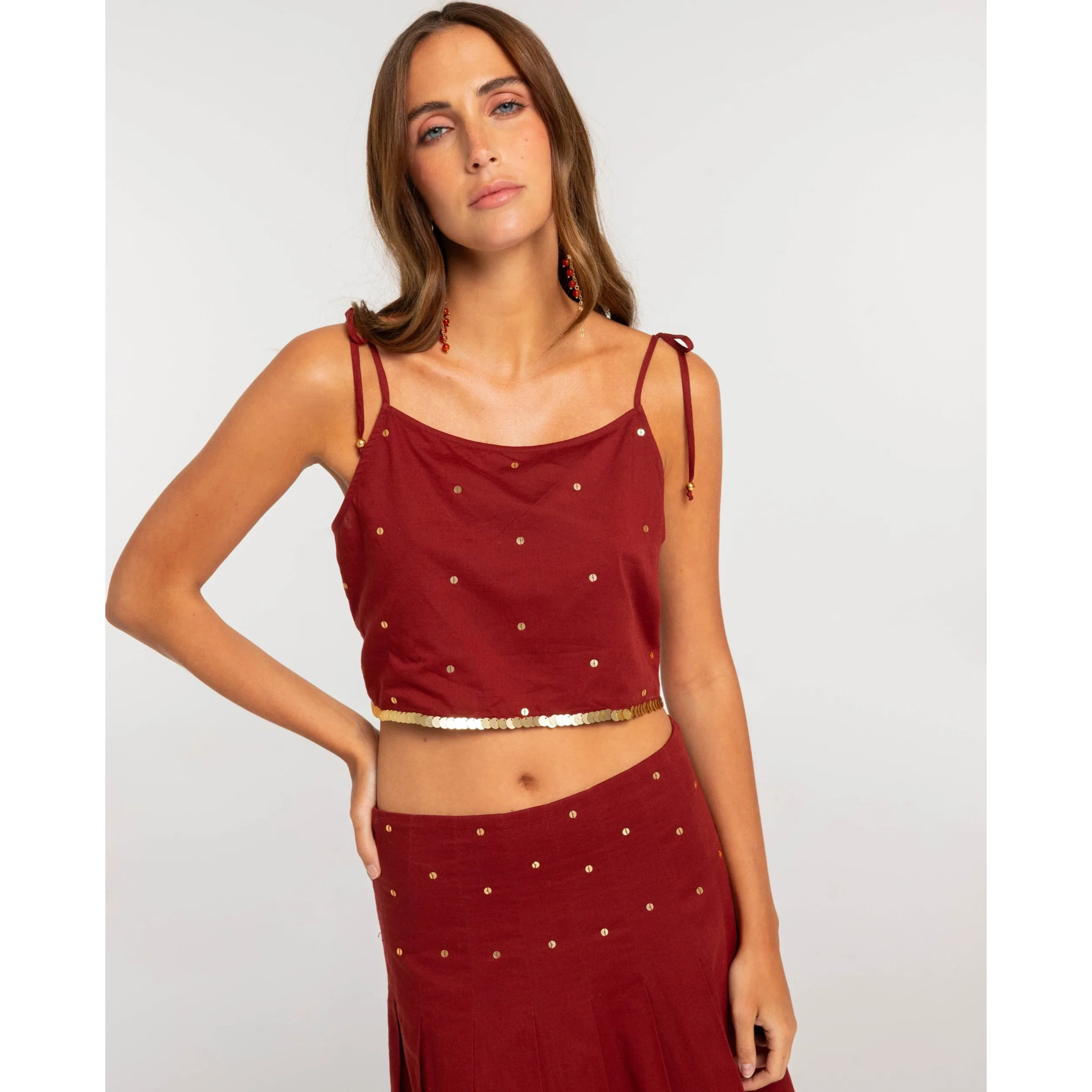 Top de mujer corto con lentejuelas y tirantes