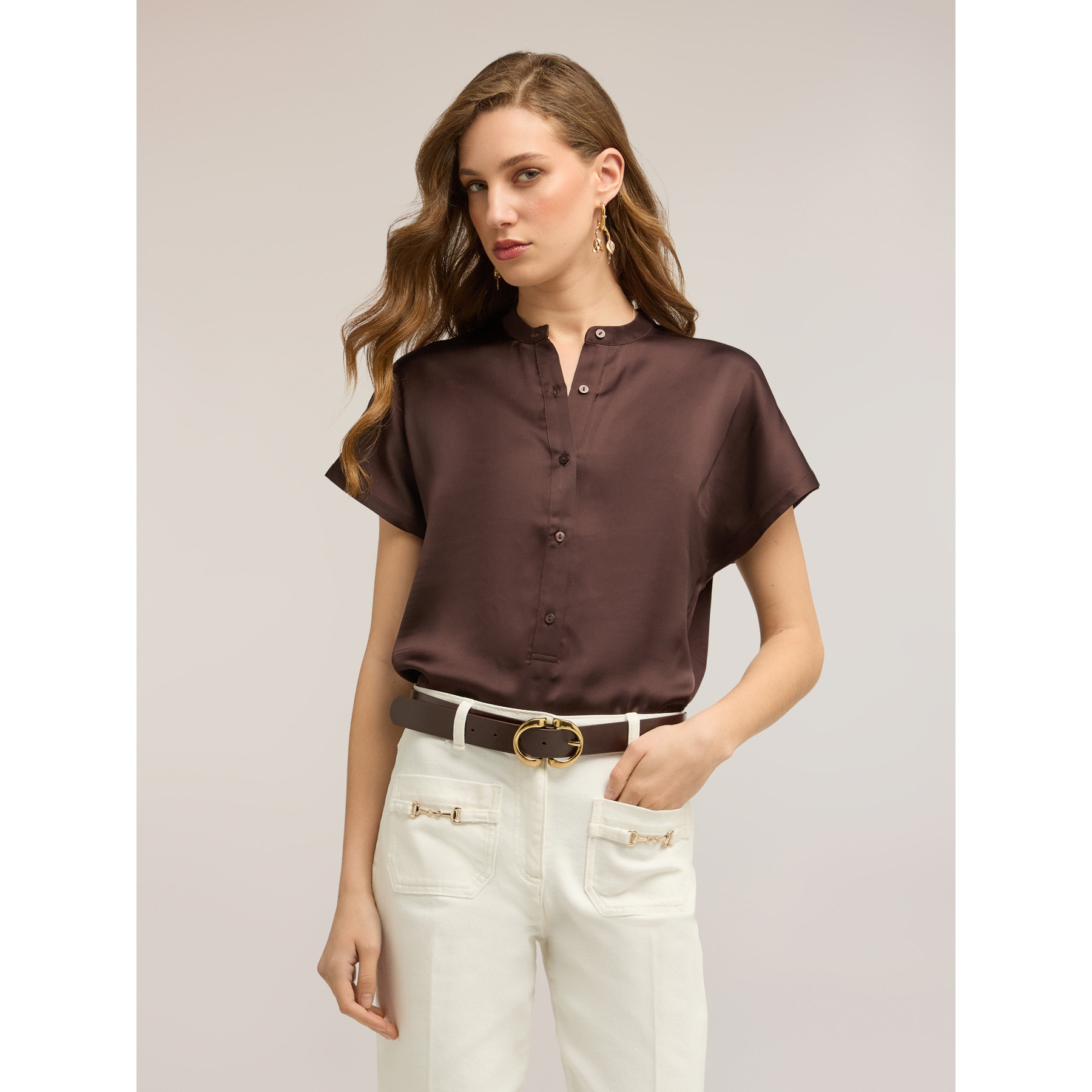 Motivi - T-shirt in raso con scollatura a serafino - Marrone