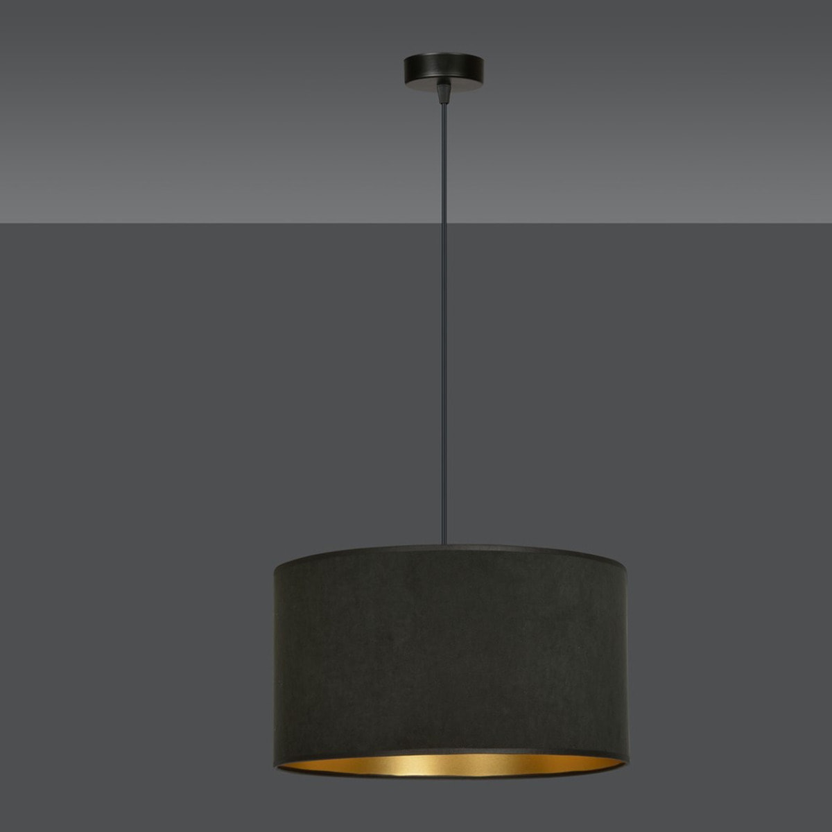 Lampada a sospensione Hilde con paralume in velluto nero e interno oro