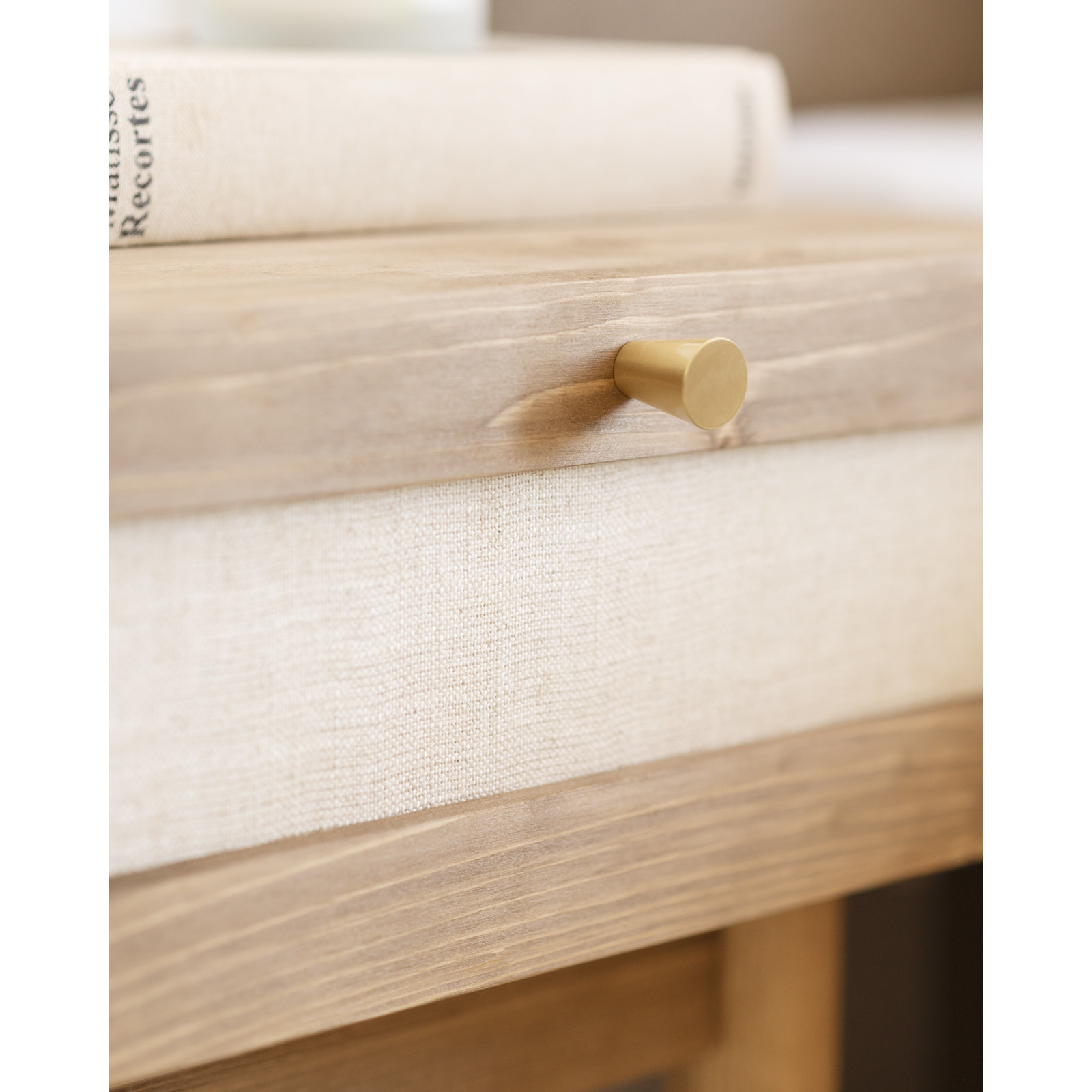 Table de chevet en bois massif et lin avec un tiroir en chêne foncé de 40x45cm Hauteur: 45 Longueur: 40 Largeur: 37