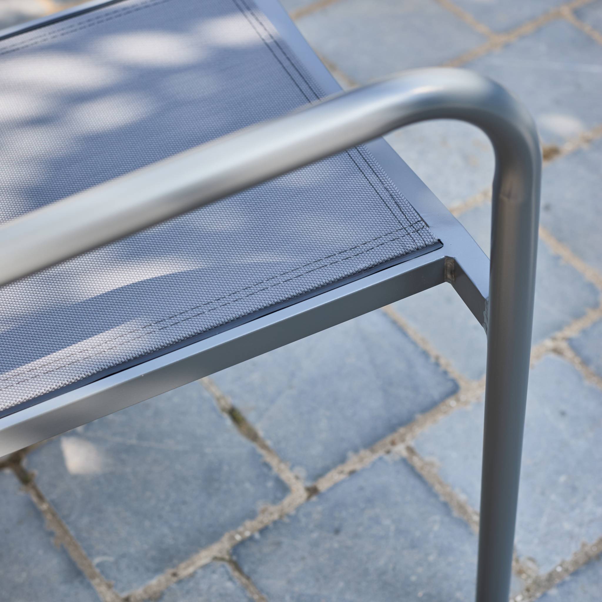 Lot de 4 fauteuils de jardin SAVANNAH empilables aluminium et textilene anthracite. 57.5 x 54 x 86 cm