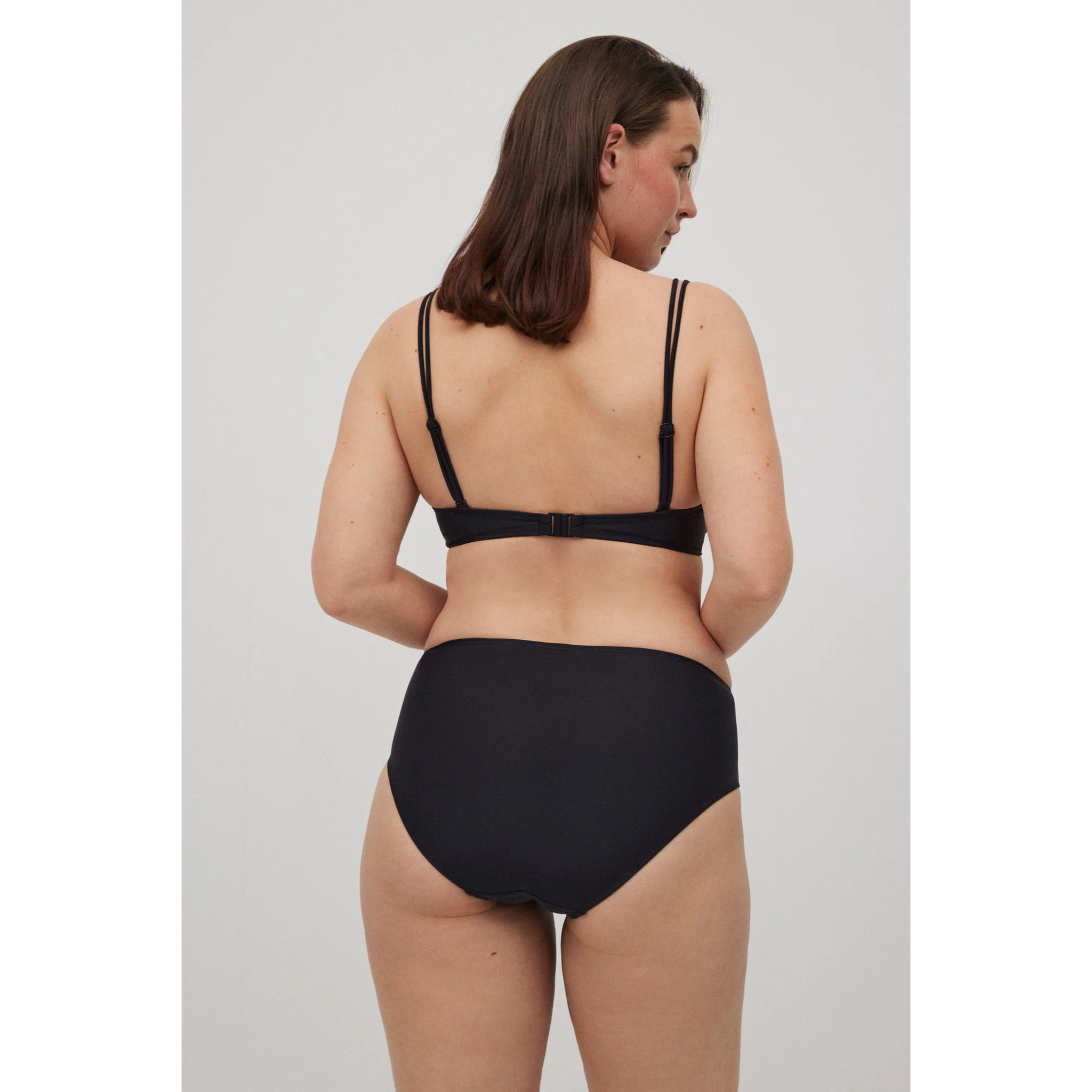 Slip bikini nero ad alta riduzione