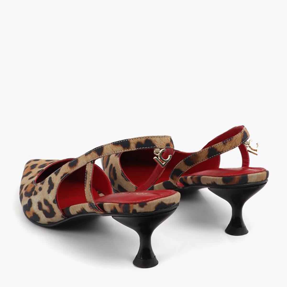 Scarpa con tacco alto e scollatura profonda con stampa leopardata