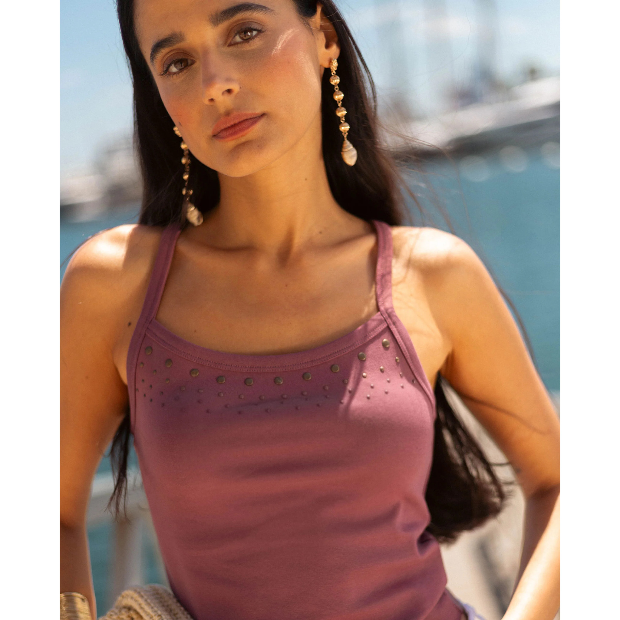 Top de mujer con tachuelas frontales