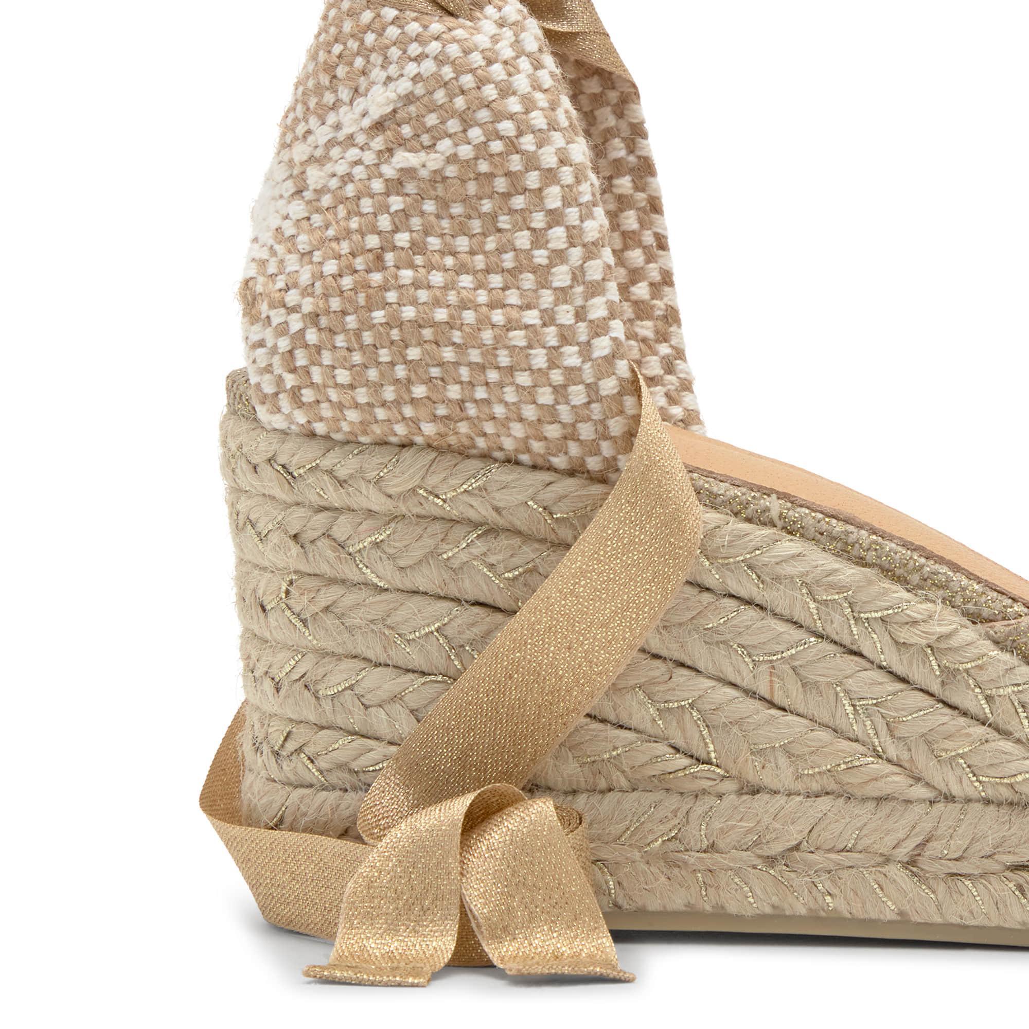 Alpargata de cuña Carina en lino metalizado con cierre de cintas