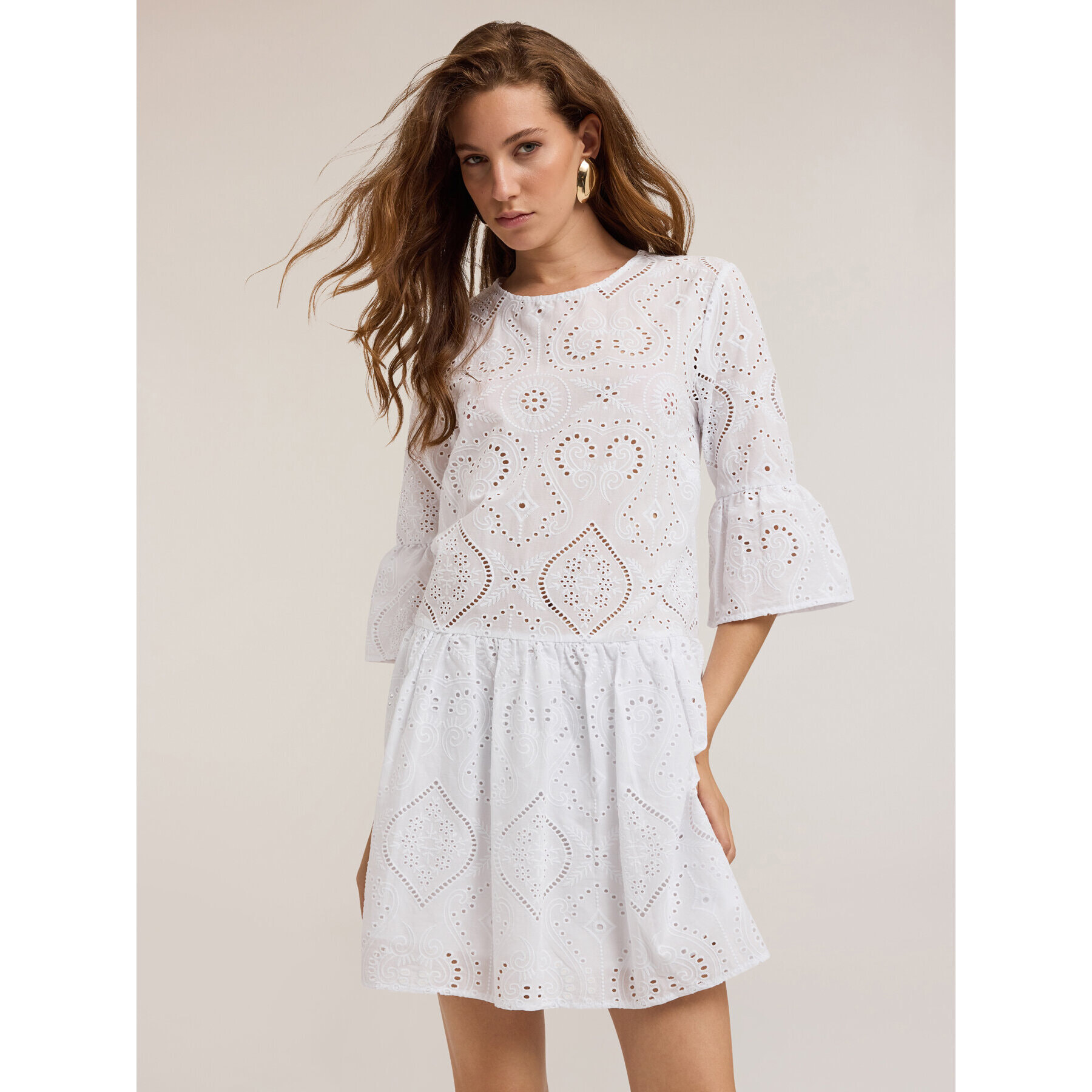 Motivi - Minivestido con volantes de bordado inglés - Blanco