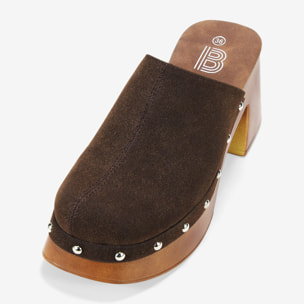 Zuecos de tacón marrones con tachas