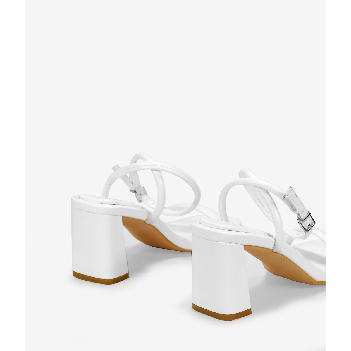 Sandalias blancas con tacón