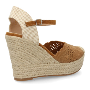 Alpargata cuña destalonada con calados para mujer.