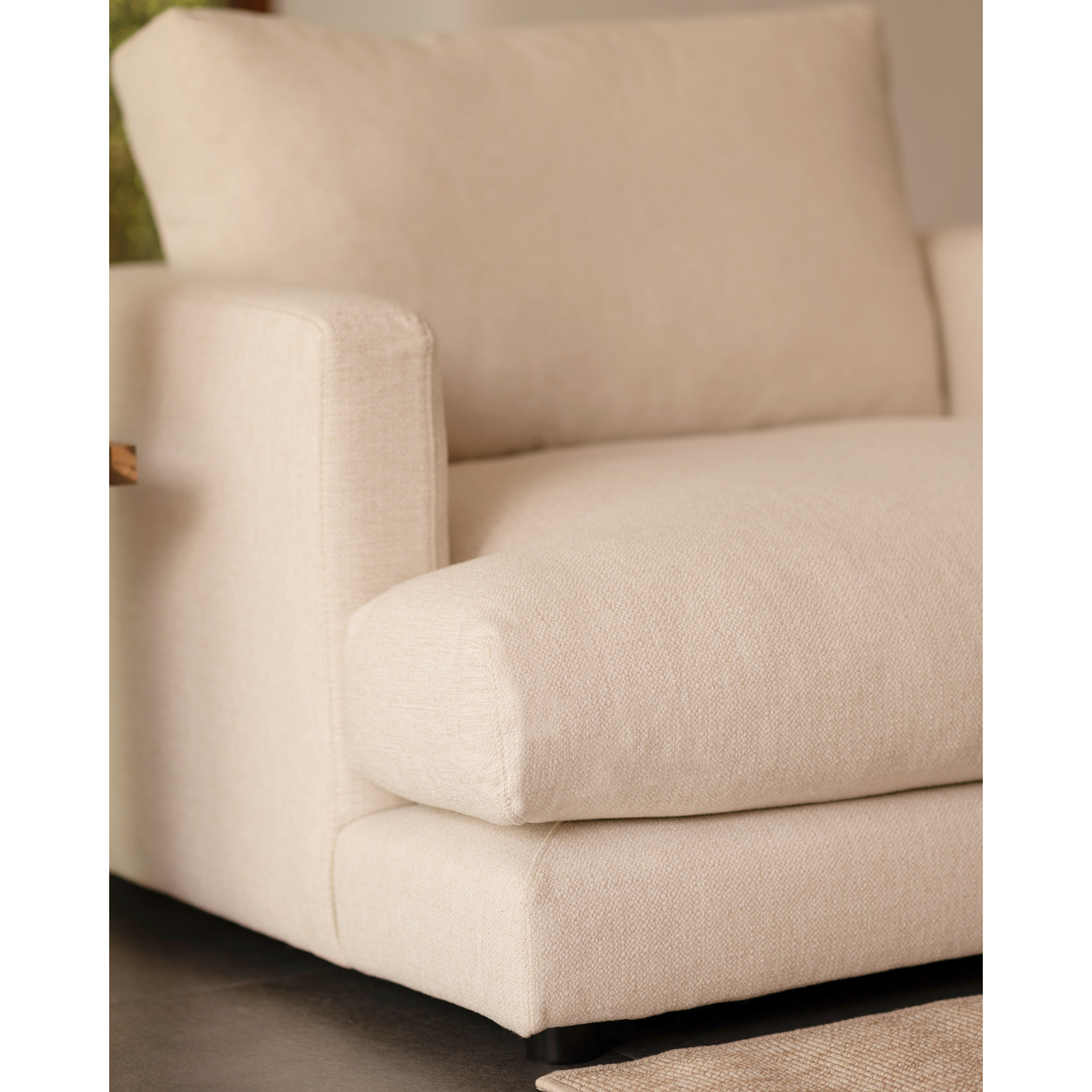 Fauteuil de teinte blanc cassé de 105cm Hauteur: 85 Longueur: 108 Largeur: 105