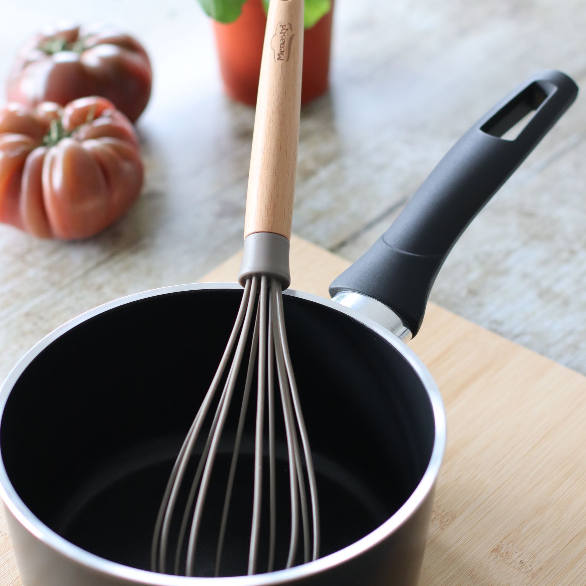 Fouet en silicone et manche en bois  ELIOTT