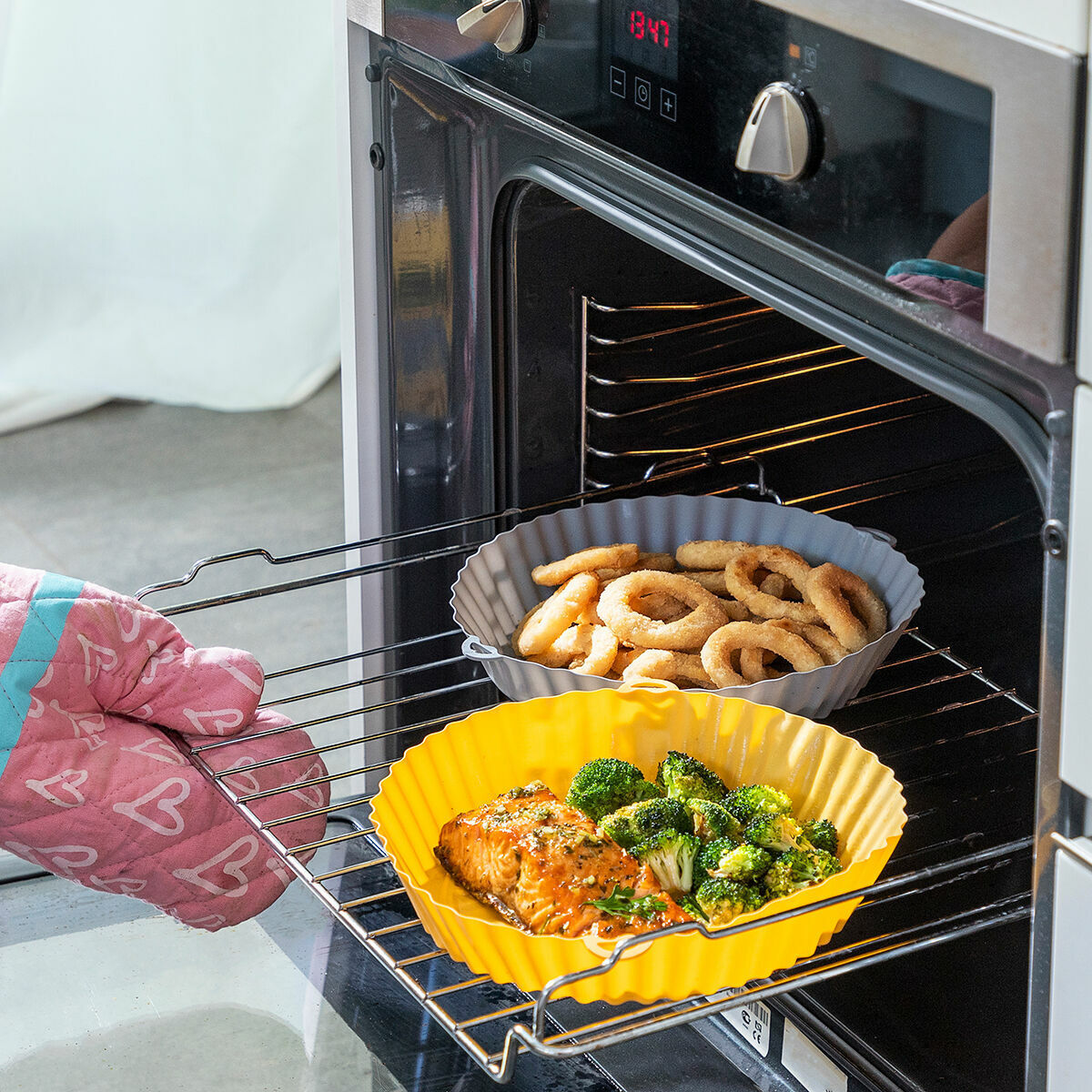 Confezione da 4 cestelli in silicone con manici per friggitrice ad aria e 2 pennelli InnovaGoods