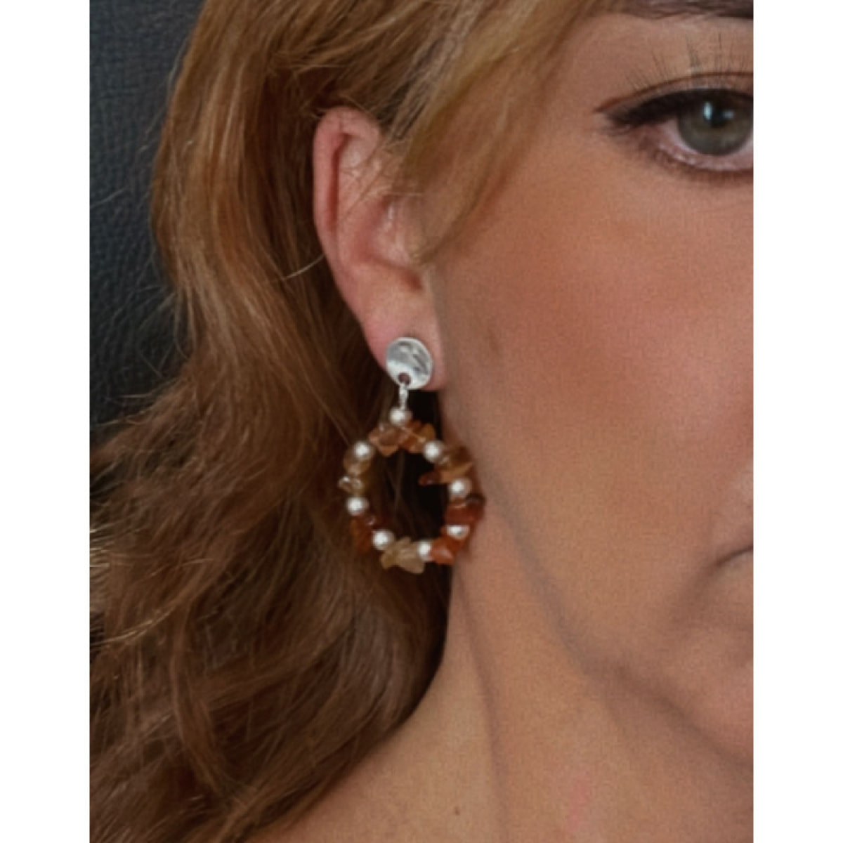 Pendiente en aro con piedras semipreciosas en agatha roja