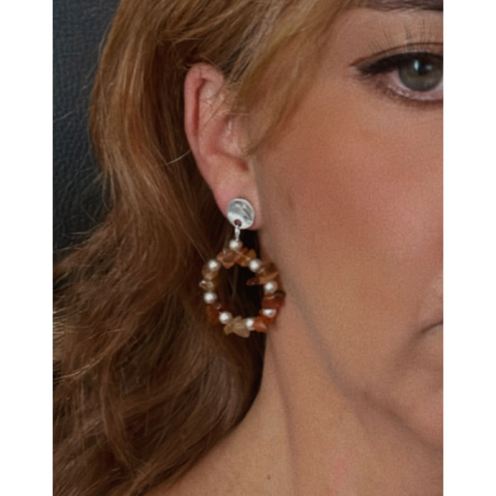 Pendiente en aro con piedras semipreciosas en agatha roja