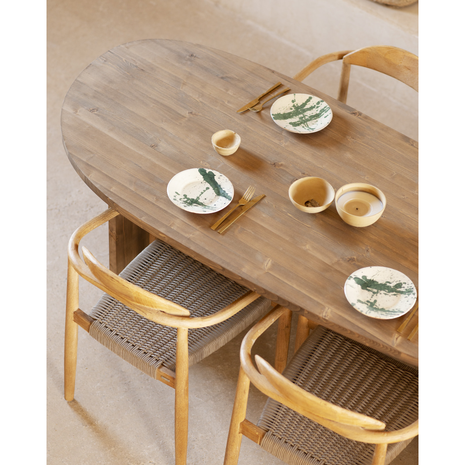 Mesa de comedor de madera maciza en tono roble oscuro de varias medidas