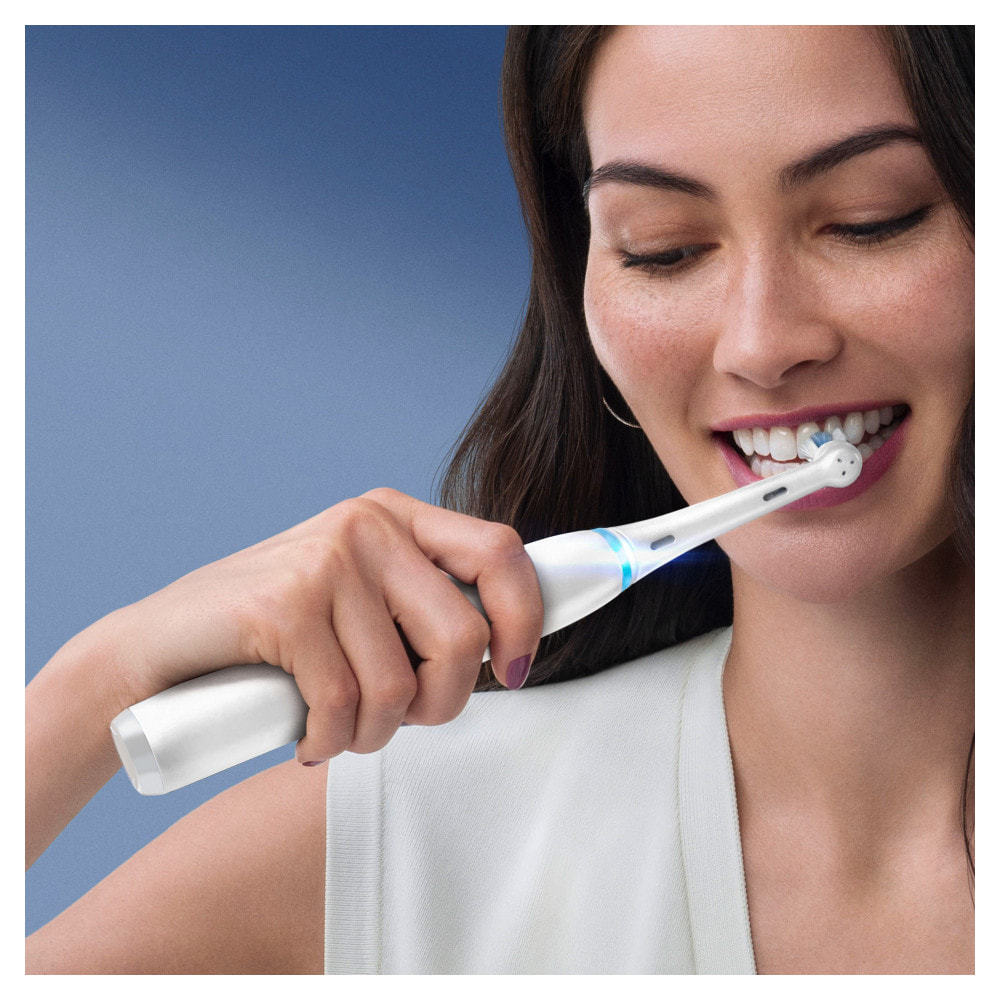 Oral-B iO 8N - Avec Etui de Voyage et Porte Brossette - Blanche - Brosse À Dents Électrique