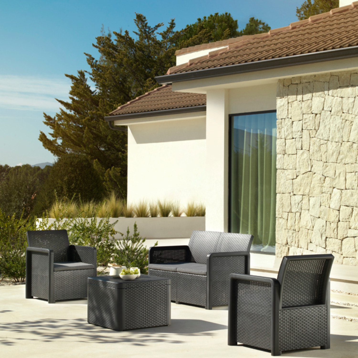 Salon de jardin en résine 4 places avec table basse gris TERA