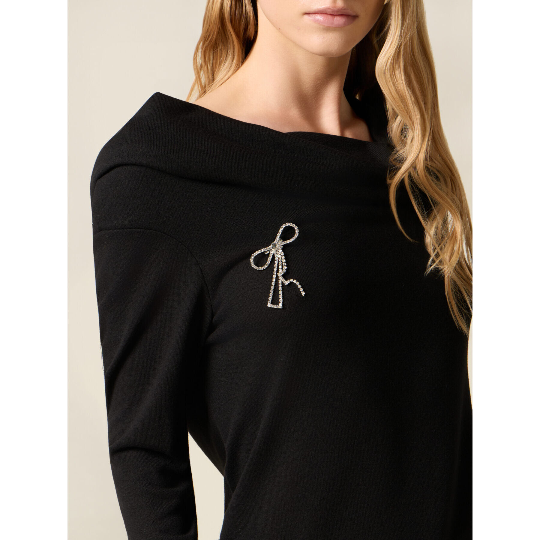 Oltre - Camiseta cuello shiffer con broche - Negro