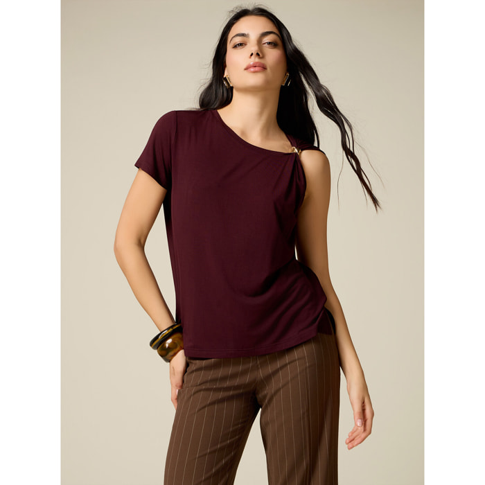 Oltre - T-shirt monospalla con accessorio metallico - Bordeaux